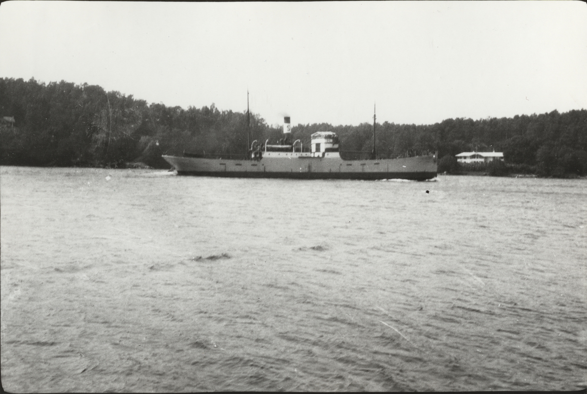 Sveabolagets lastångare VEGA i Tenösund.