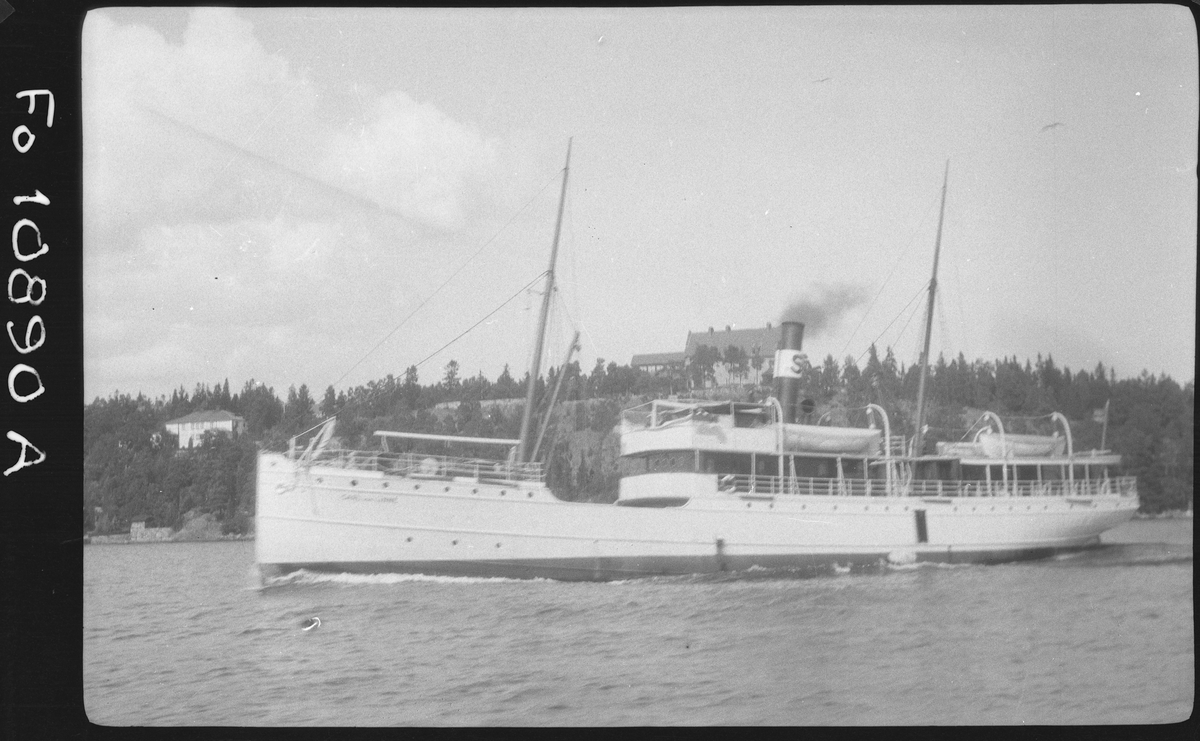 Sveabolagets kustångare CARL VON LINNÉ under gång utanför Högberga, Lidingö.