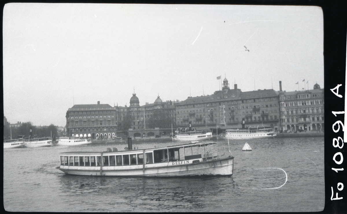 Ångslupen DELFIN på Stockholms ström. I bakgrunden Södra Blasieholmshamnen.