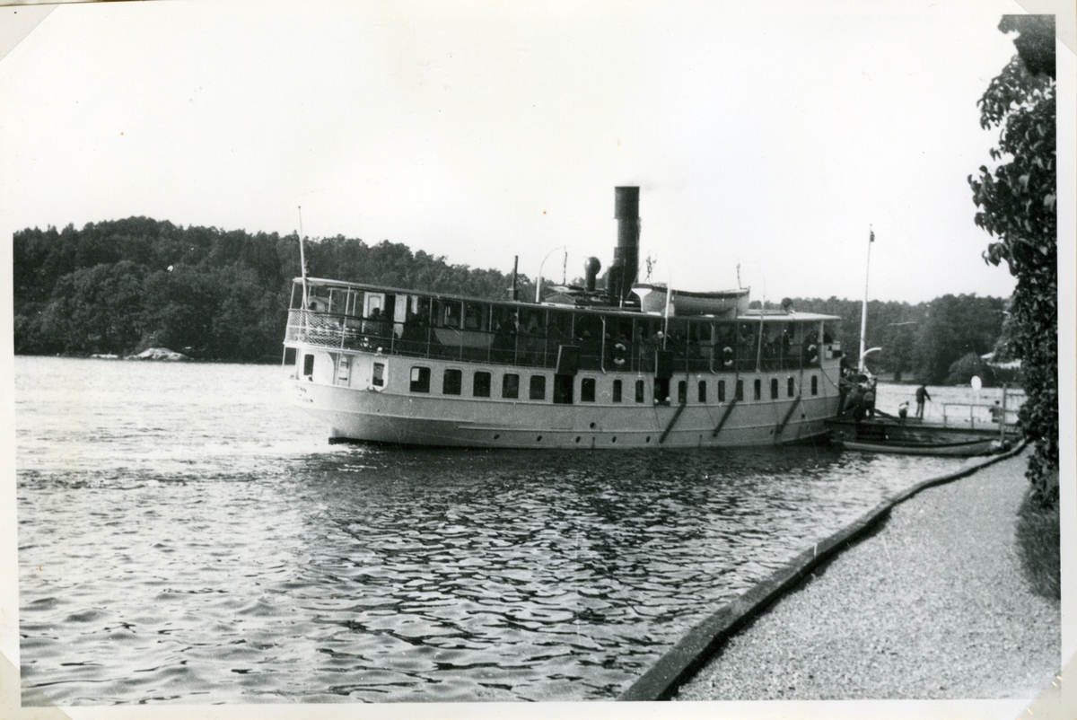 Skärgårdsångaren NORDAN vid Höganäs brygga på Tynningö.