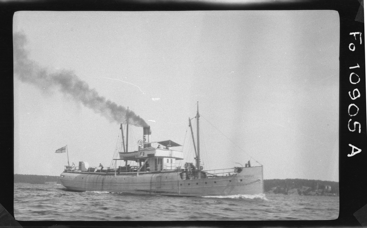 Sveabolagets lastångare NÖRVE på Södra Vaxholmsfjärden mot Ramsösund.