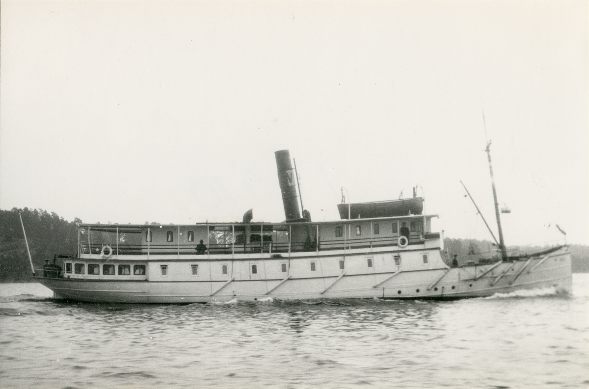 Skärgårdsångaren REX vid Vaxholm.