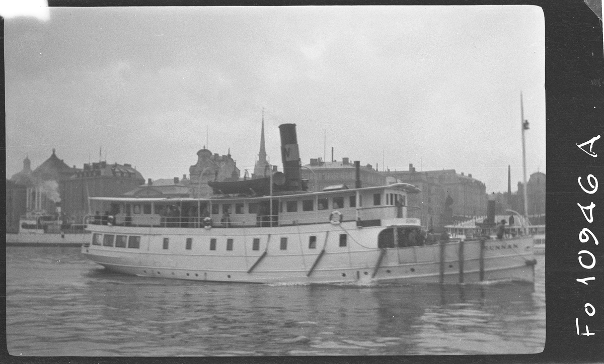 Waxholmsbolagets skärgårdsångare SUNNAN på ingående till Södra Blasieholmshamnen (Strömkajen), Stockholm.