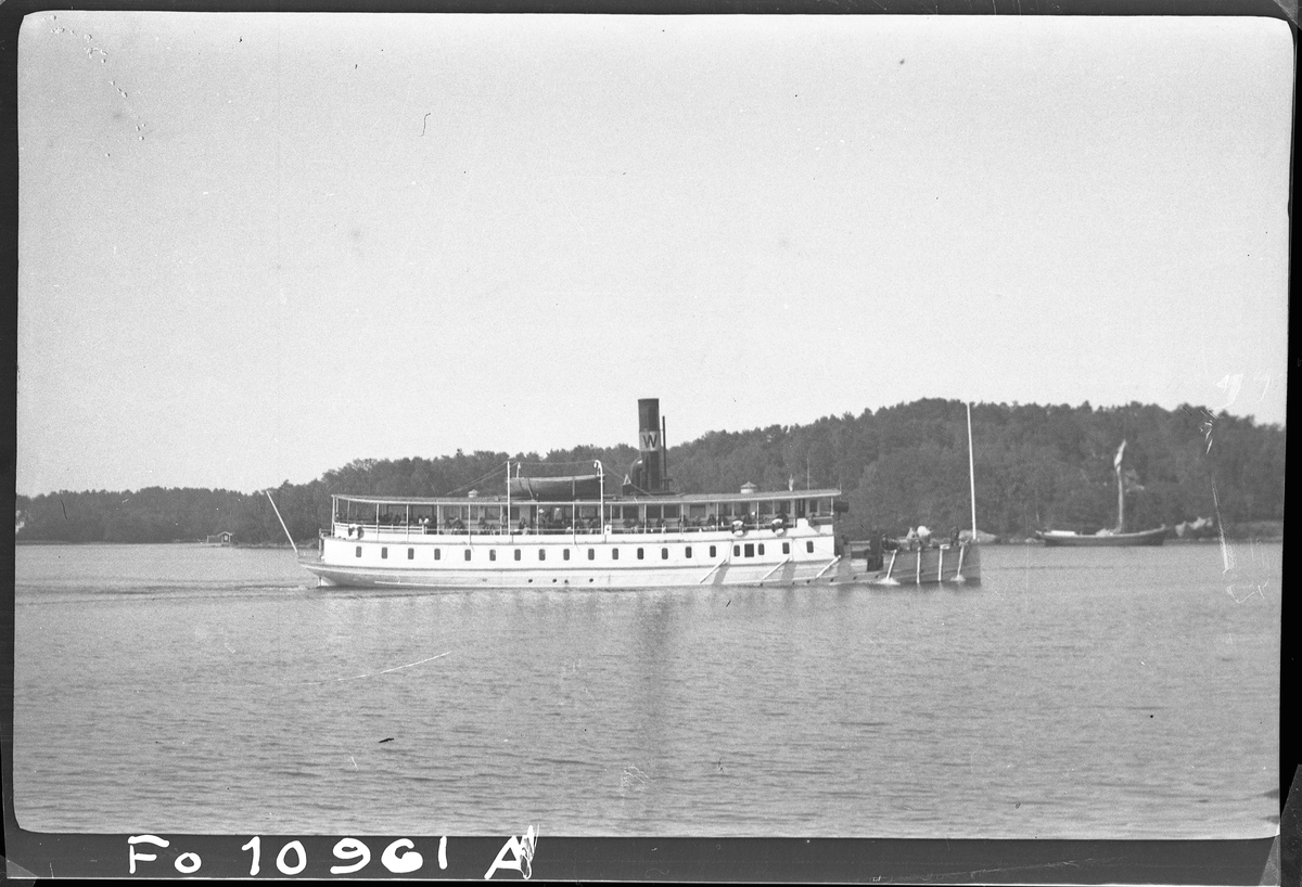 S/S WAXHOLM på väg att angöra Höganäs brygga i Tenösundet på utgående tur (mot Vaxholm).