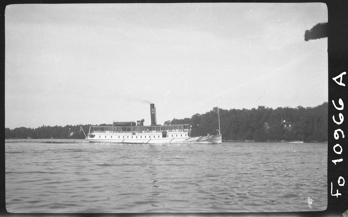 S/S WAXHOLM I på väg genom Tenösund mot Vaxholm.