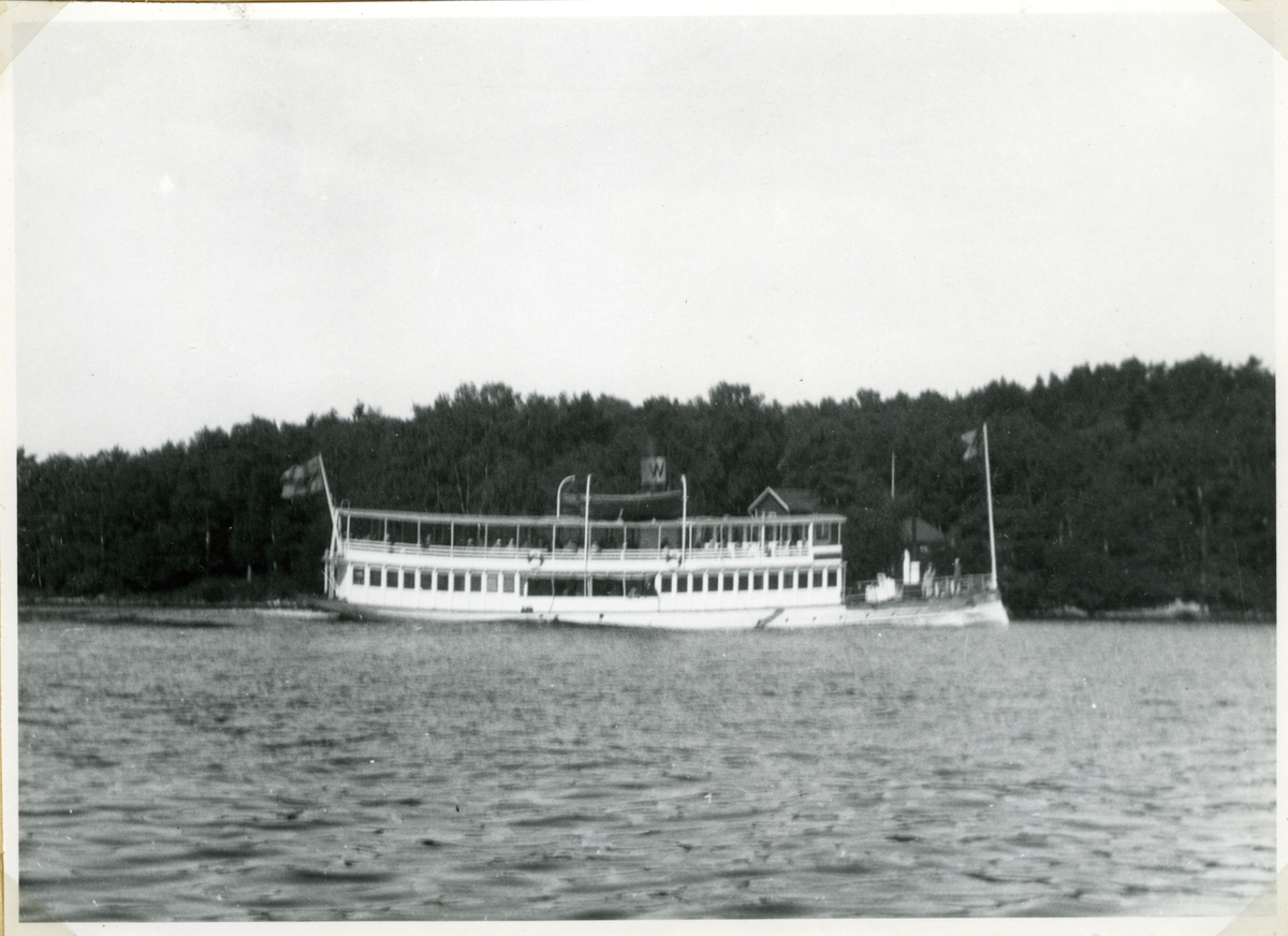 Skärgårdsbåten VICTORIA vid Tenösundet, Stockholm.