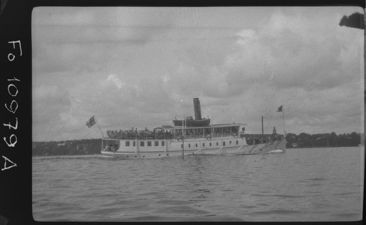 S/S WILLIAM LINDBERG passerar slätpricken väst sydväst Ekholmens ångbåtsbrygga utanför Tenösund. I bakgrunden Vaxholm.