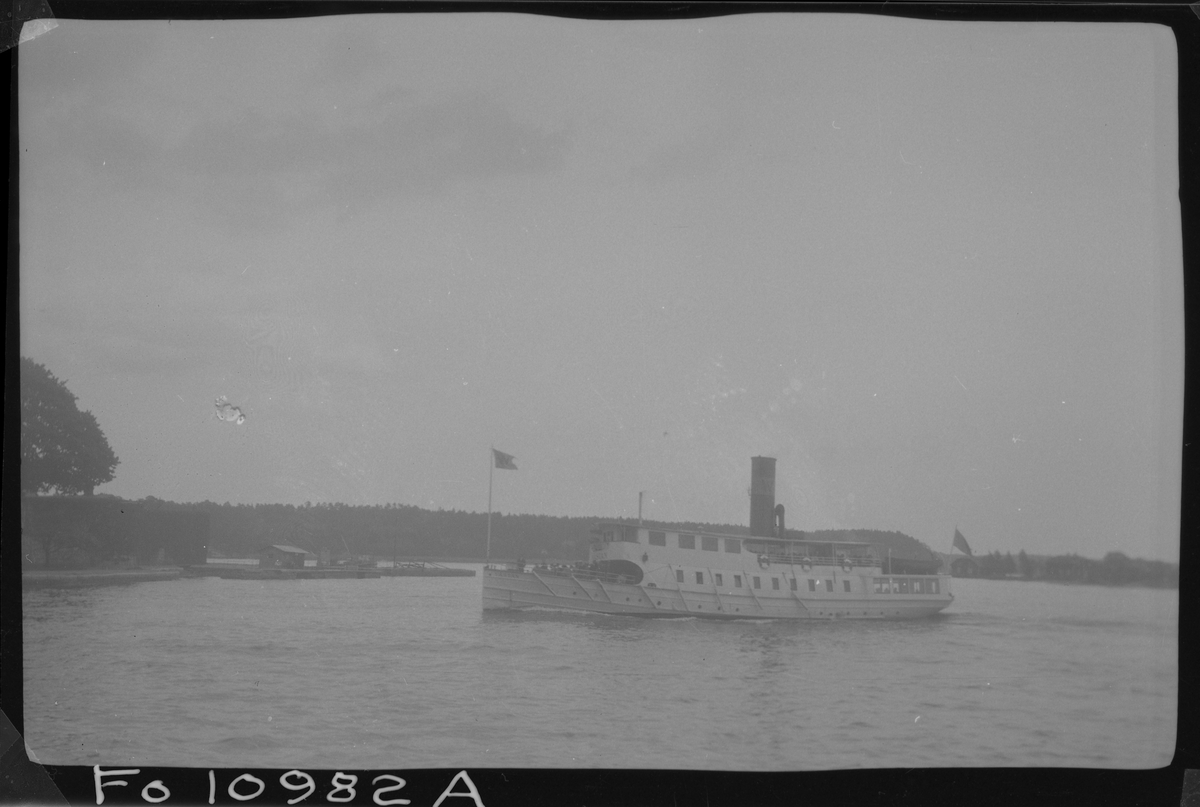 S/S VÄSTAN på väg norrut in i Vaxholmssundet (Fästningssundet).