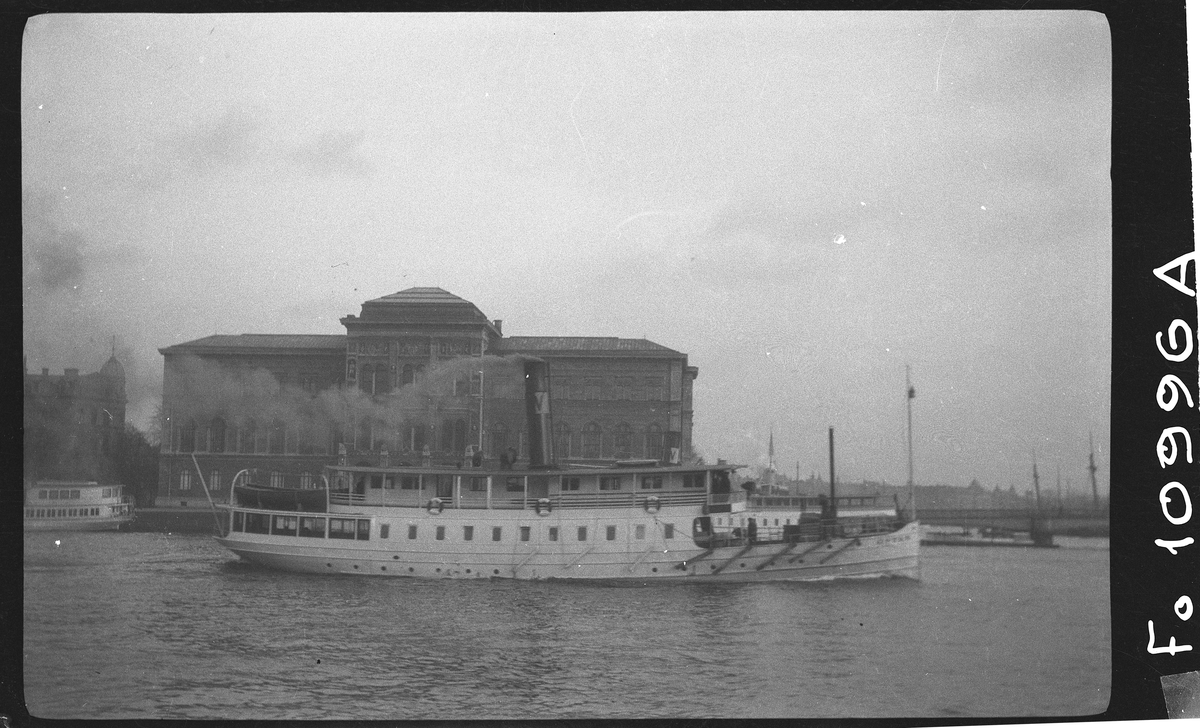Waxholmsbolagets skärgårdsångare ÖSTAN på Strömmen, Stockholm. I bakgrunden Nationalmuseum.