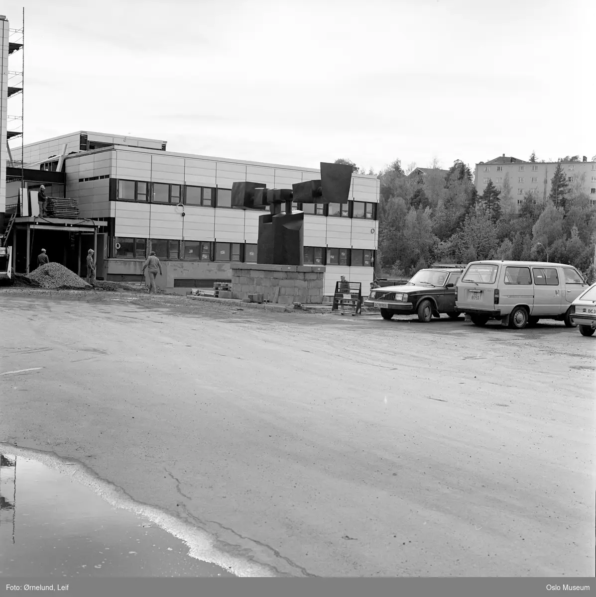 Philips Norsk a.s., fabrikkbygning, skulptur av Arnold Haukeland, menn, biler