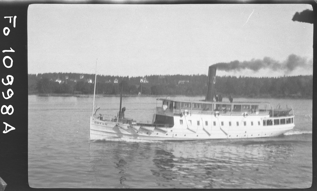 Waxholmsbolagets skärgårdsångare ÖSTAN.