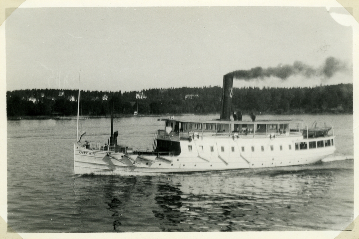 Waxholmsbolagets skärgårdsångare ÖSTAN.
