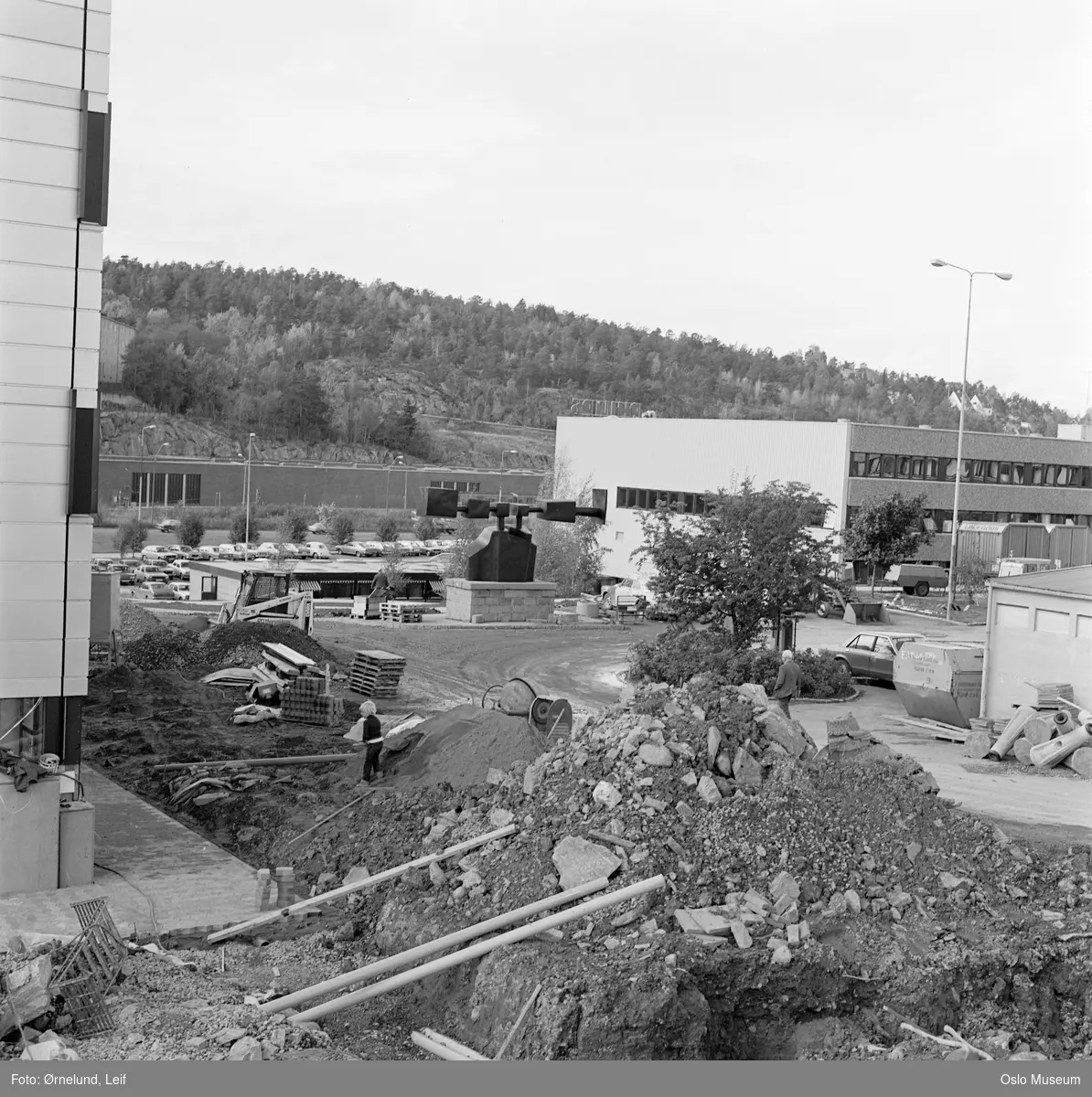 Philips Norsk a.s., fabrikkbygning, skulptur av Arnold Haukeland, menn, biler