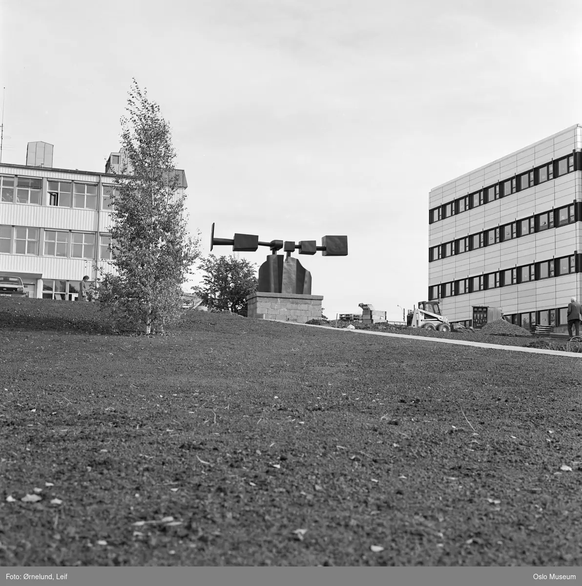 Philips Norsk a.s., fabrikkbygning, skulptur av Arnold Haukeland