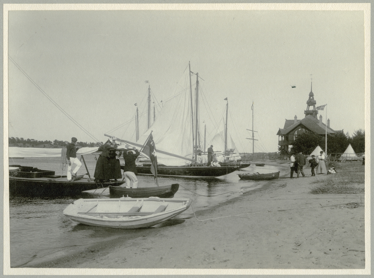 Båtar vid KSSS:s klubbhus i Sandhamn 1897