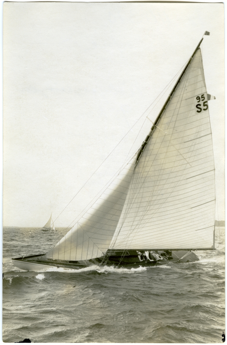 "'Dafne'" "Visbyseglingen"
"95 kvm" "Edv Ericsson" "Konstr A Plym" "Årsbok 1926"