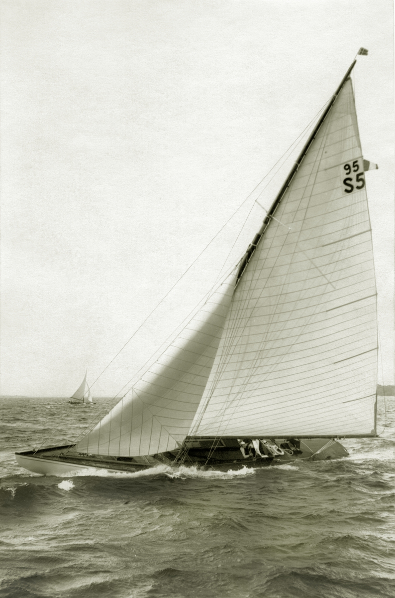 "'Dafne'" "Visbyseglingen"
"95 kvm" "Edv Ericsson" "Konstr A Plym" "Årsbok 1926"