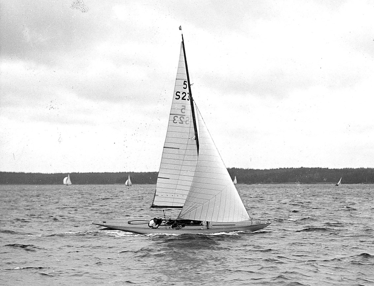 "5-met. Rima. Äg. Sten Nordenskiöld. Konstr. Erik Salander. Byggd å Tynningö Yachtvarv 1937. E. Salander foto."