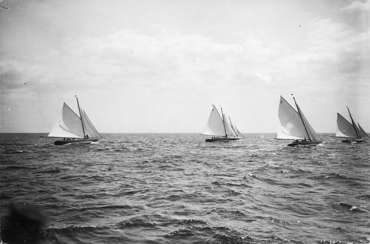 "Starten för Östersjöpokalen i Karlskrona 9/7 -04." "Ariadne, Esperanza, Garm III, Hermione, Owaissa."
"E. Salander foto"