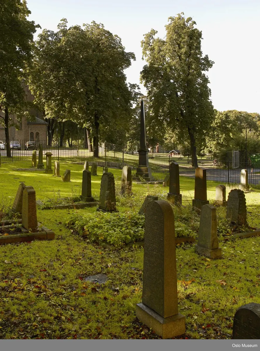 jødisk gravlund, gravsteiner, opplysningstavle