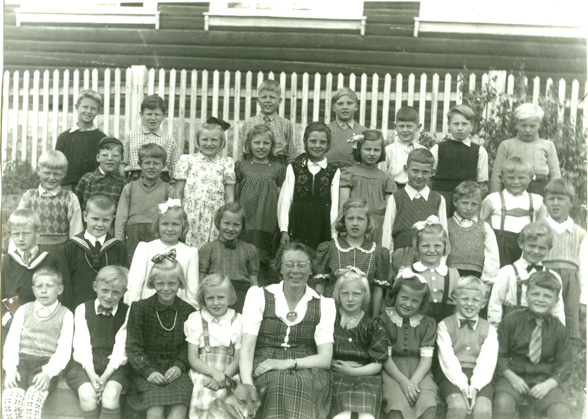 Gol skule 1945.
1 rekkje frå v. Bjarne Sagabråten ,Helge Viko, Ingeborg Marie Viko, Gerd Haugstad, Lærarinde Gudrun Pedersen med hunden'Truls", Ragna Oline Venås, Kirsten Olaug Rudningen, Ole Anders Kinneberg og Ingolf Juven.
2 rekkje frå v. Asbjørn Spildrejorde, Arne Bredesen, Grete Synøve Hesla, Reidun Gjengedal, Sigrid Steinbråten, Gerd Botten og Mekkel Rustberggard.
3 rekkje frå v. Aslak Brenno, Ole Møllerplass, Ola Slettemoen, Margit Kinneberg, Olga Møllerplass, Erna Evje, Gunhild Gislerud, Ivar Rudningen, Ola Sagabråten, Ola Kinneberg og Vilhelm Eidsgård.
4 rekkje frå v. Alf Haugen, Ragnar Dahlen, Ole Juven, Odd Larsen, Sven Halstensgård. Arvid Lybekk og Gunnar Partapauli.