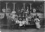 Gruppfoto taget vid bjudning på Kasen herrgård, Uddevalla, år 1894