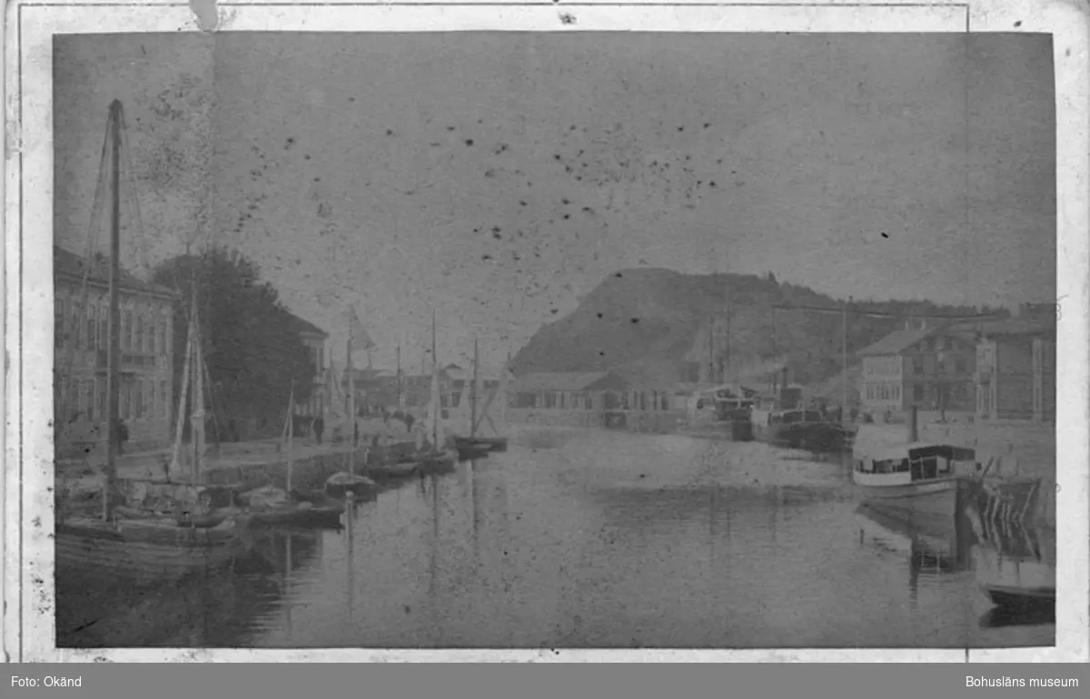 Enligt text skrivet på kopian: "Hamnen, väster stenbron, Uddevalla omkr.1900".