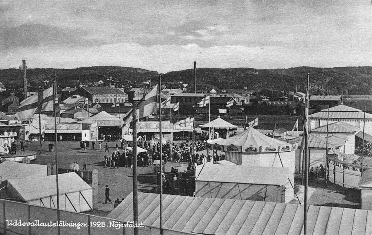 Text på kortet:"Uddevallautställningen 1928. Nöjesfältet".