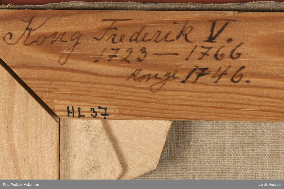 Kong Frederik V i rustning og hermelinskappe