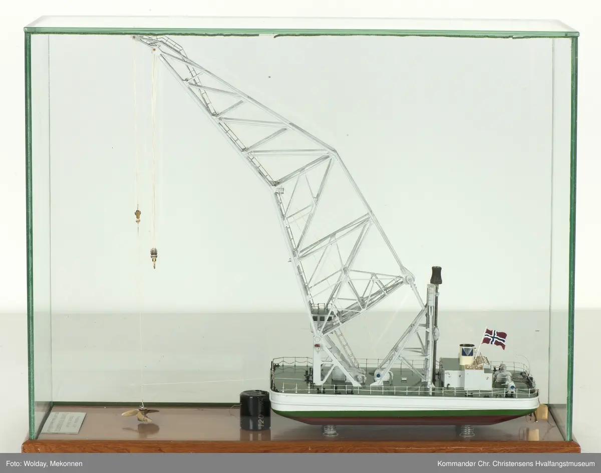 Modell av flytekran "Ole" ved Framnæs mek. Værksted A/S.