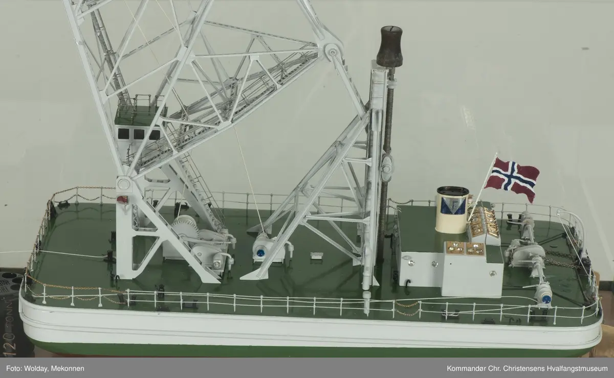 Modell av flytekran "Ole" ved Framnæs mek. Værksted A/S.