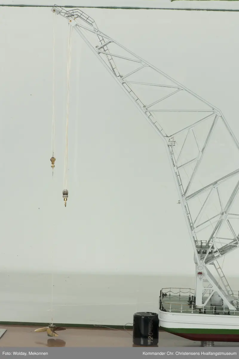 Modell av flytekran "Ole" ved Framnæs mek. Værksted A/S.