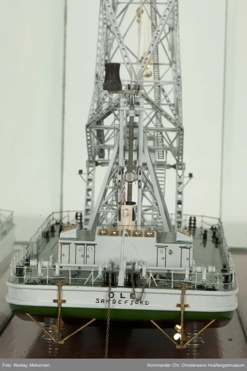 Modell av flytekran "Ole" ved Framnæs mek. Værksted A/S.