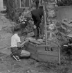 Gunnar Woldenius som byggt båten sitter ombord. Bredvid hans kusin Leif Woldenius