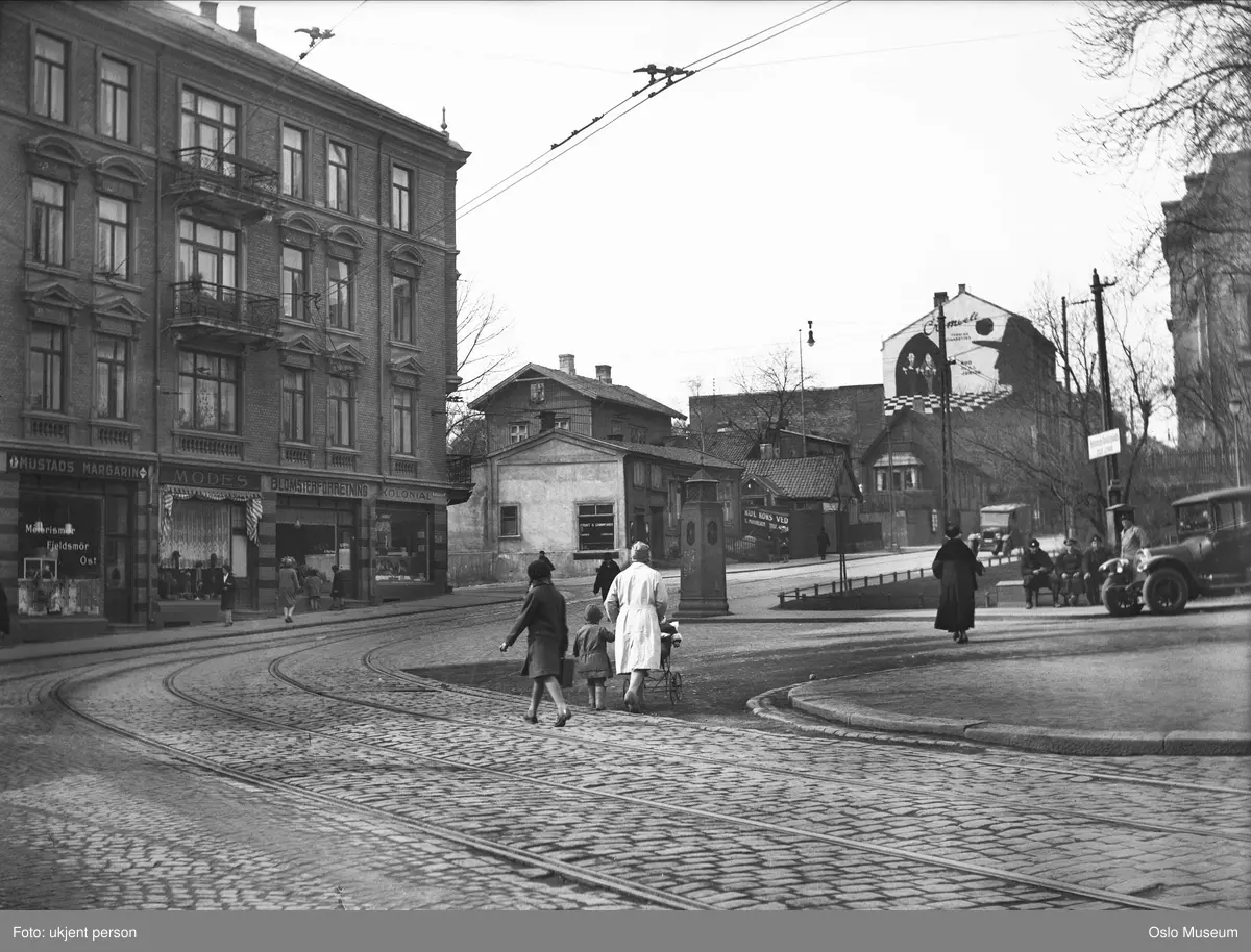 gatekryss, bygårder, gateliv, mennesker, biler, trehusbebyggelse