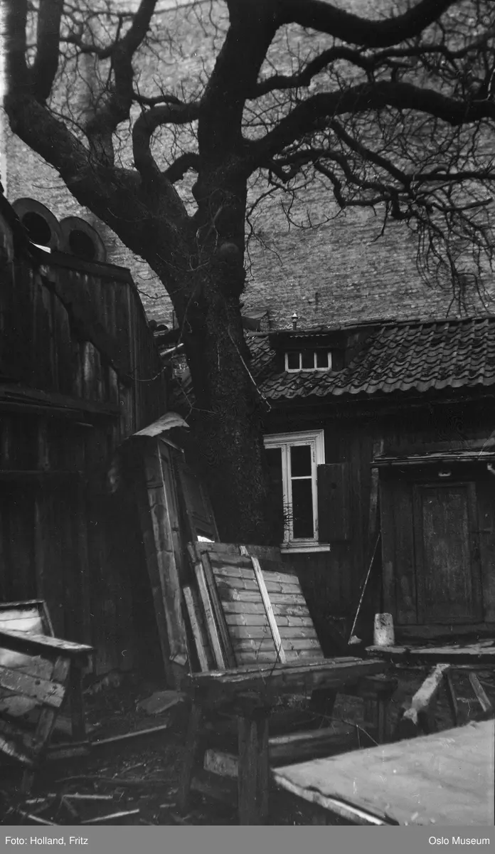 trehusbebyggelse, gårdsinteriør, bygård, gavlvegg