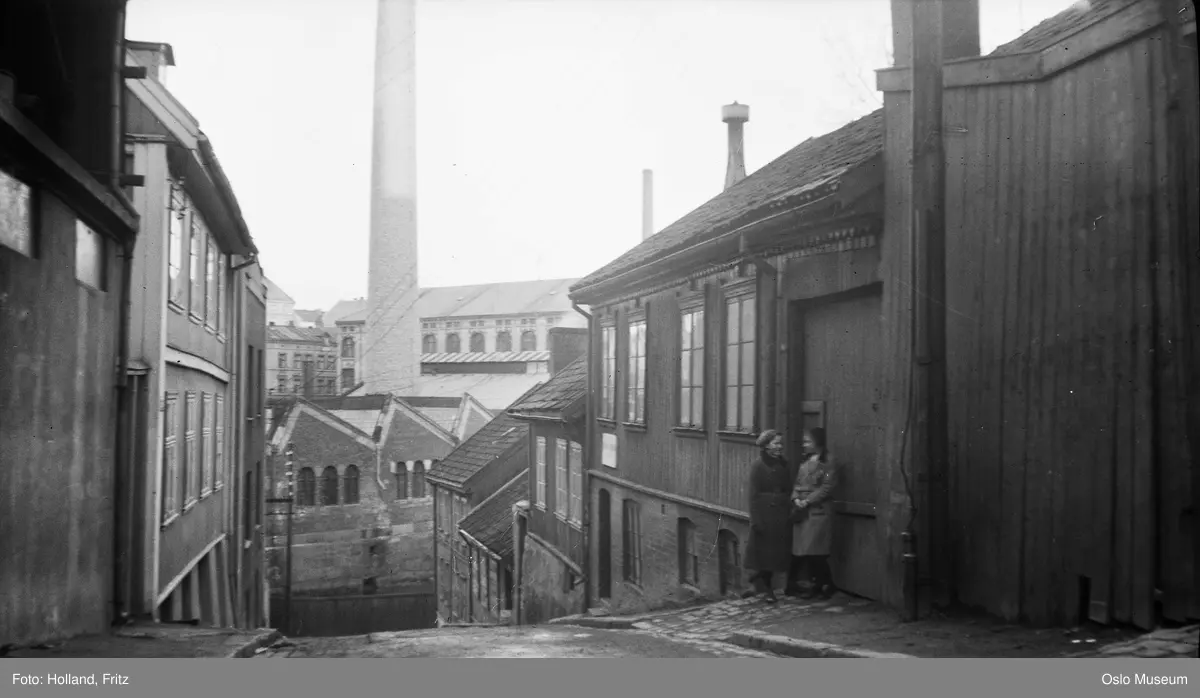 gateløp, trehusbebyggelse, bygårder, kvinner, fabrikkbygninger, as.s Indigo