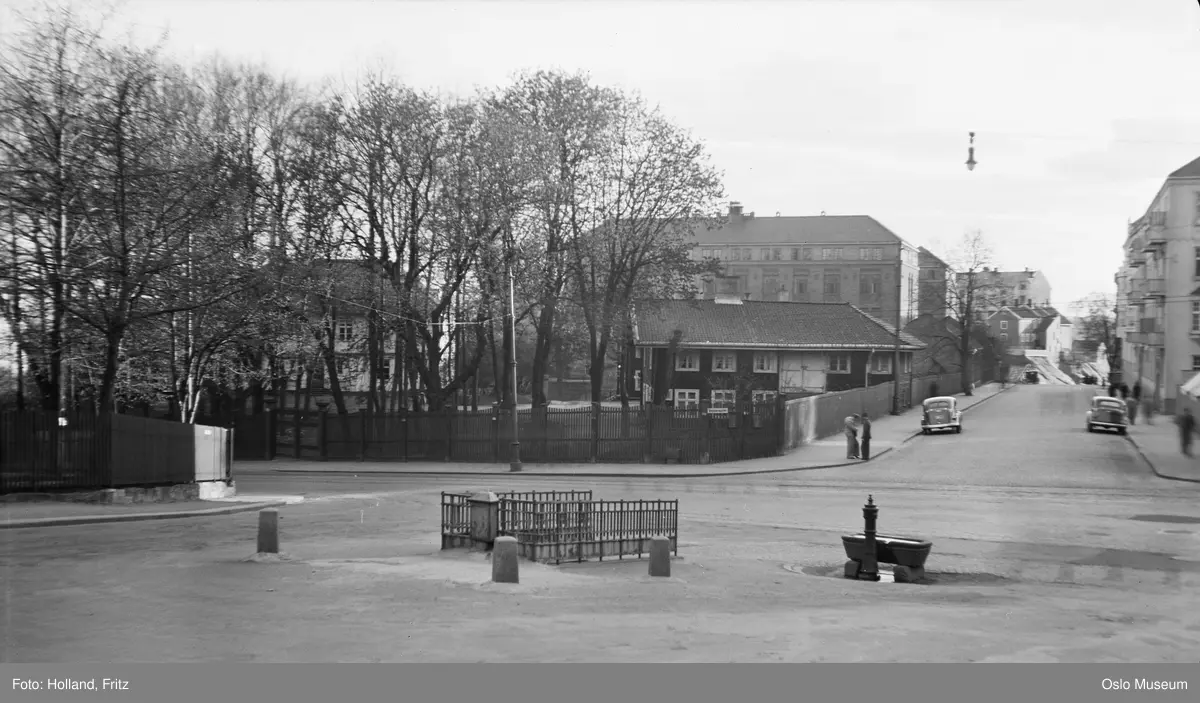 gateløp, vanntrau, nedgang til pissoir, Stensbergløkken, bygårder, Rikshospitalets kvinneklinikk, mennesker, biler