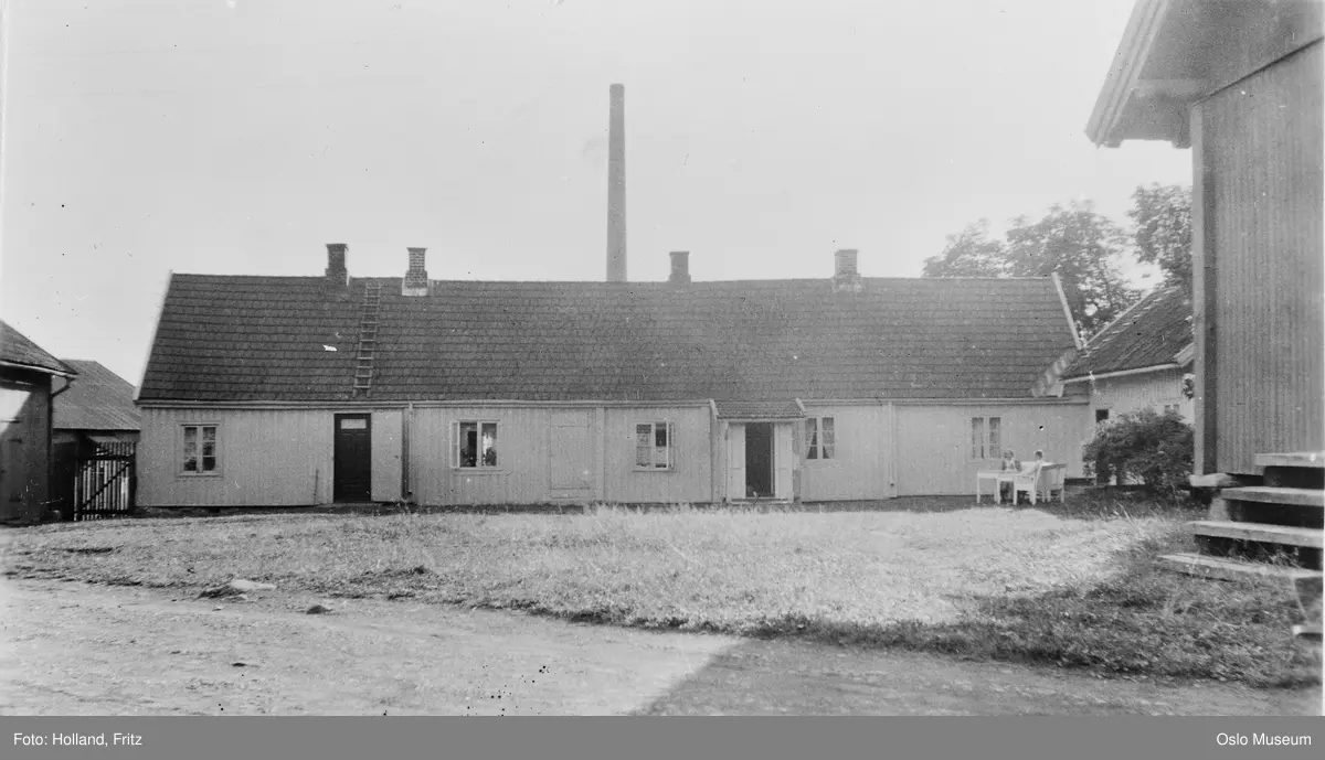 Grønvold gård, tun, bolighus, hagemøbler, kvinne, mann