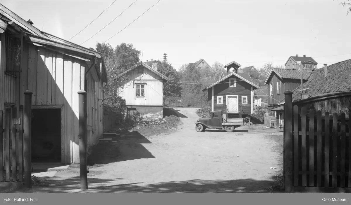 Nedre Bakke gård, tun, uthus, stabbur, lastebil