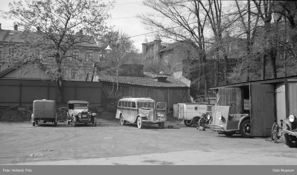 Osmond Motor A/S, gårdsplass, garasje, biler, buss, Underhaug løkke, bygårder, villabebyggelse