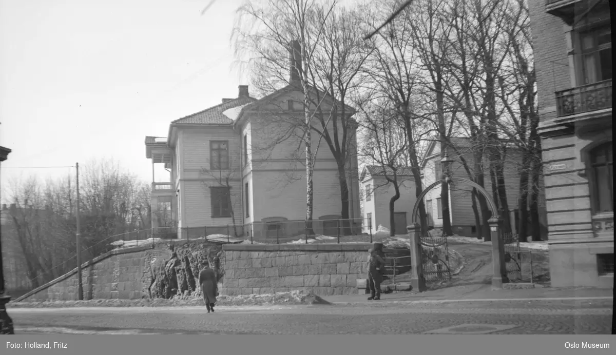 Nedre Munkedammen løkke, port, gjerde, mur, bygård, mennesker