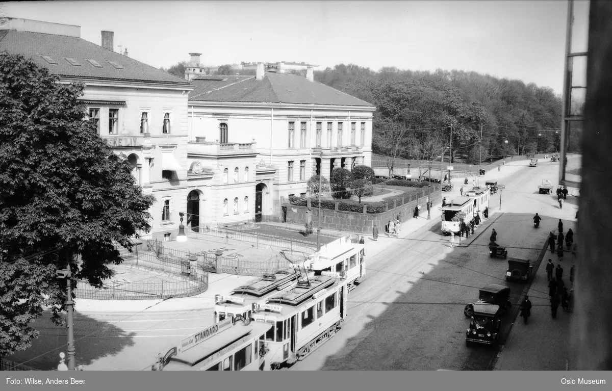 gateløp, Norske Liv  forsikringsselskap, Nobelinstituttet, biler, trikker, mennesker, gateliv, park