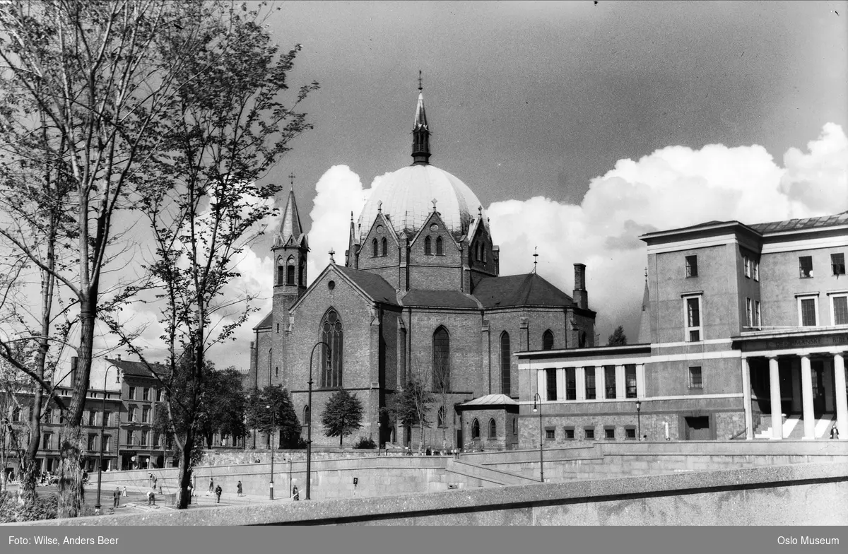 Trefoldighetskirken, Deichmanske bibliotek, bygårder, park, mennesker