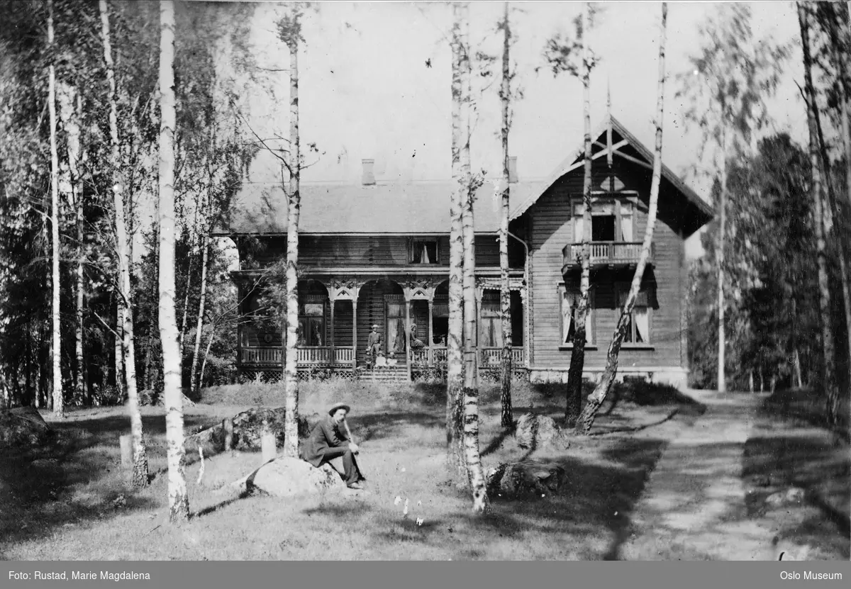 villa Munkesletten, bolighus, hage, bjørketrær, mennesker