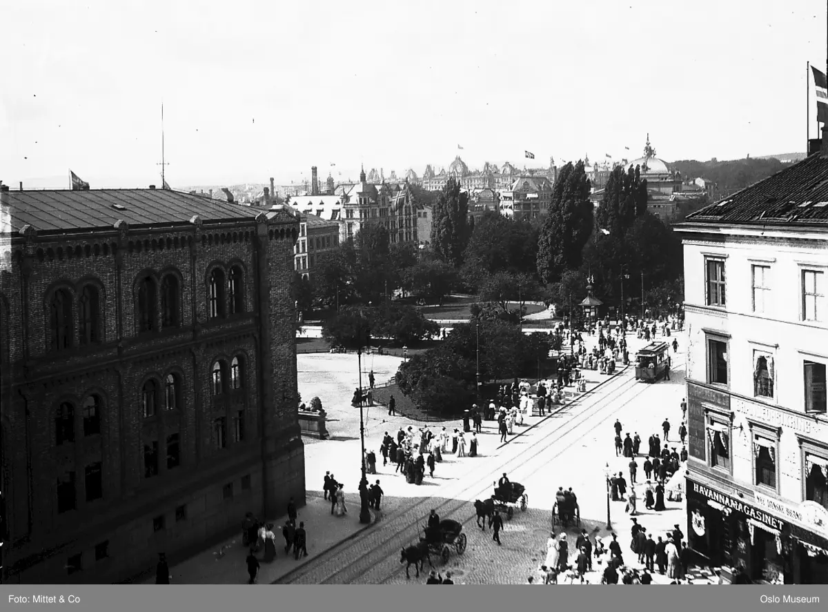 utsikt, Stortingsbygningen, forretningsgårder, park, mennesker, trikk, hestekjøretøyer, gateliv, flagg