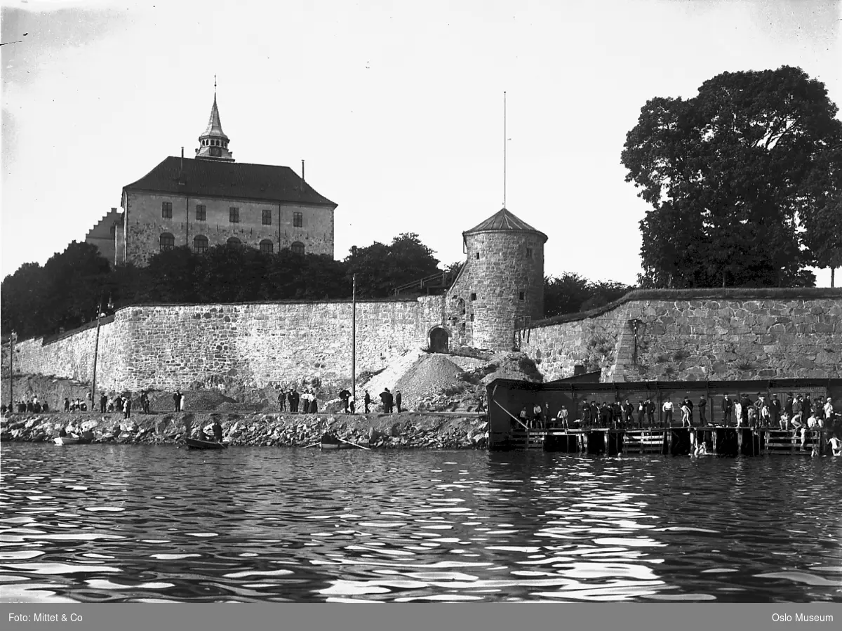 Akershus festning, strand, robåter, badeanlegg, mennesker