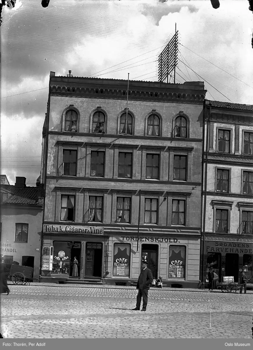 bygårder, café Tordenskjold, tobakksforretning, fargehandel, mennesker