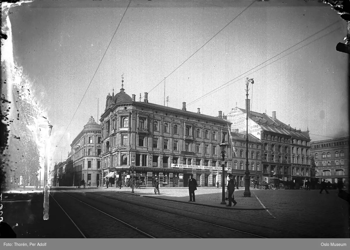 forretningsgårder, manufakturforretning, torg, mennesker, hestekjøretøyer, gatebelysning