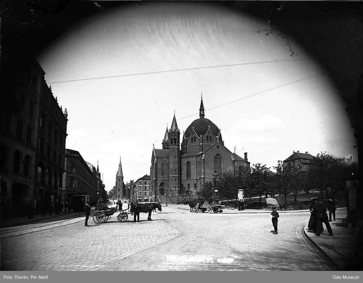 gateløp, Trefoldighetskirken, St. Olav Domkirke, bygårder, mennesker, hestekjøretøy